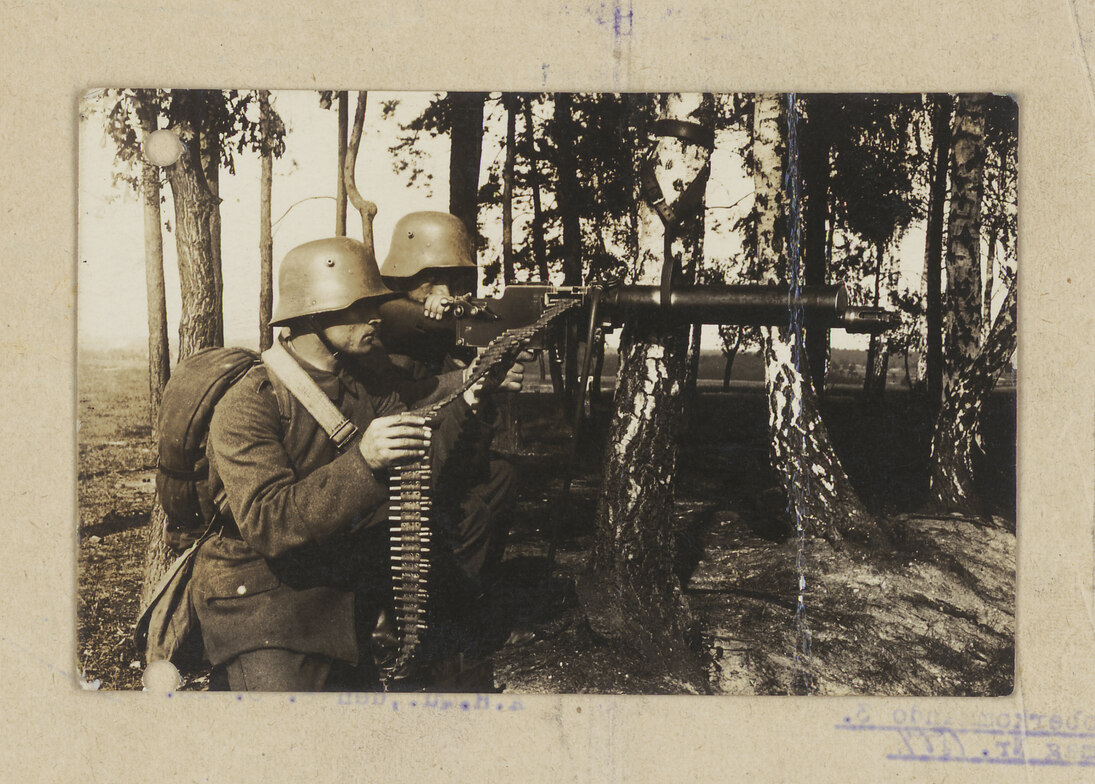 Soldaten in Schießposition mit Maschinengewehr 08/15, 1918