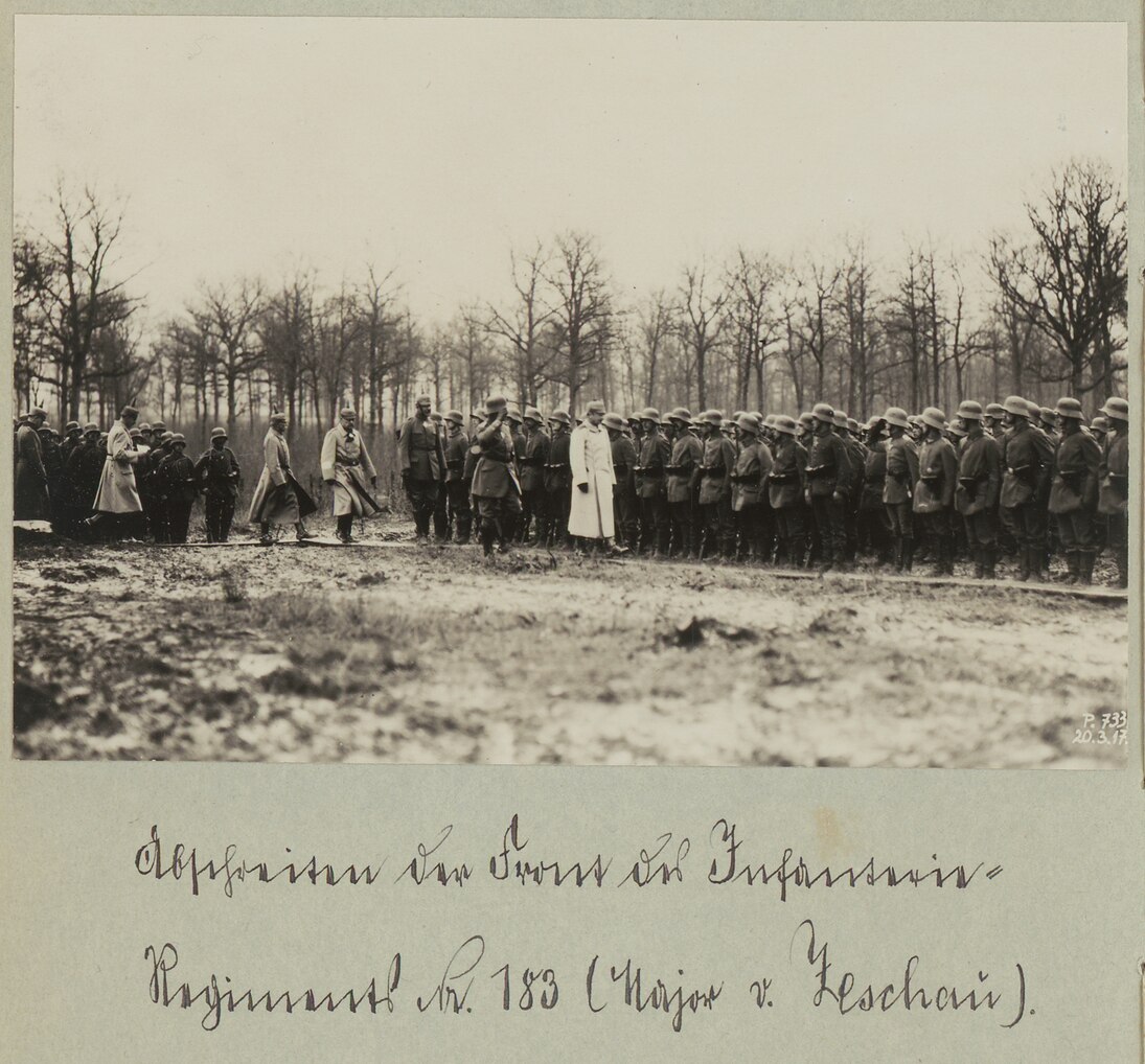 Abschreiten der Front eines Infanterie-Regiments 1917