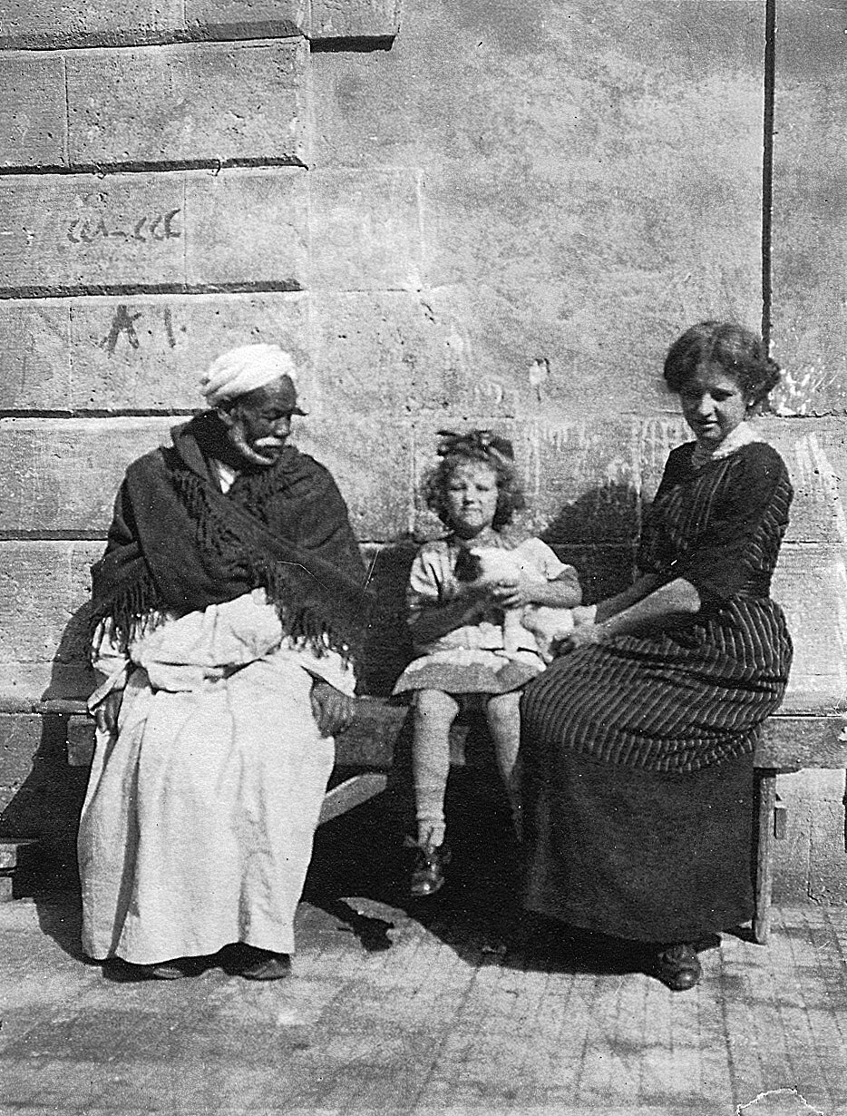 Lucy Gussone mit Mutter Liddy und Diener Soliman, Kairo 1909