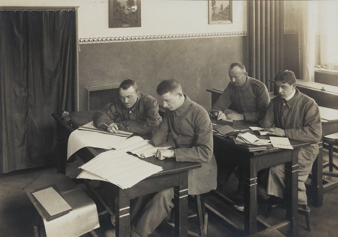Personen in Unterrichtsraum der Einarmigenschule Dresden, um 1917
