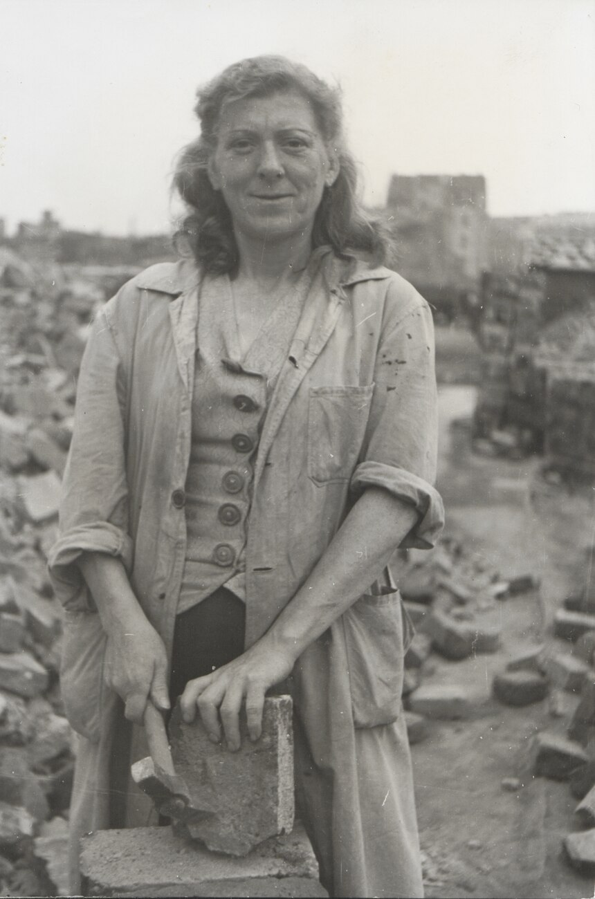 Fotografie einer Trümmerfrau in Leipzig, 1946 Trümmerfrau