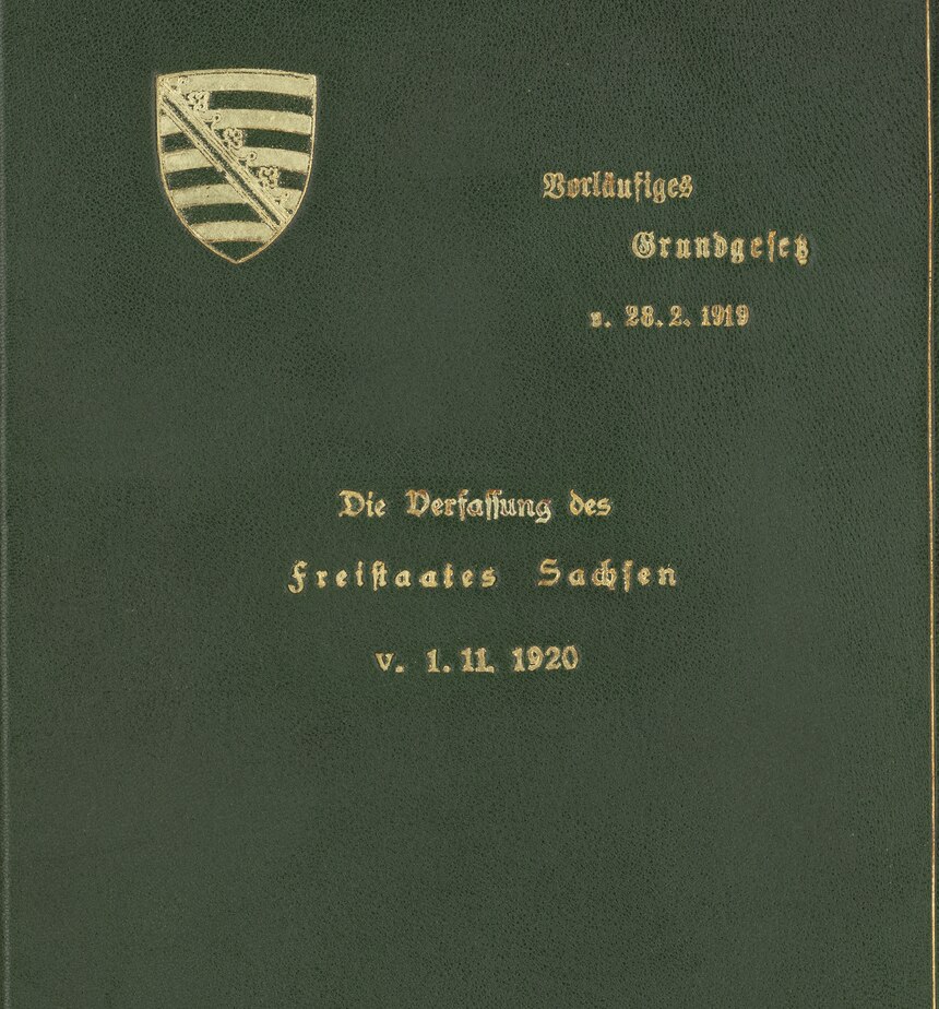 Vorläufiges Grundgesetz für den Freistaat Sachsen vom 28. Februar 1919; Quelle: Sächsisches Staatsarchiv, 10699 Neuere Urkunden, K. 613, Nr. 007. Vorläufiges Grundgesetz für den Freistaat Sachsen vom 28. Februar 1919; Quelle: Sächsisches Staatsarchiv, 10699 Neuere Urkunden, K. 613, Nr. 007.