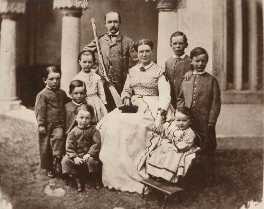 Alexander Maximilian Speck von Sternburg mit seiner Frau Martha und sieben ihrer zwölf Kinder in Lützschena, 1867