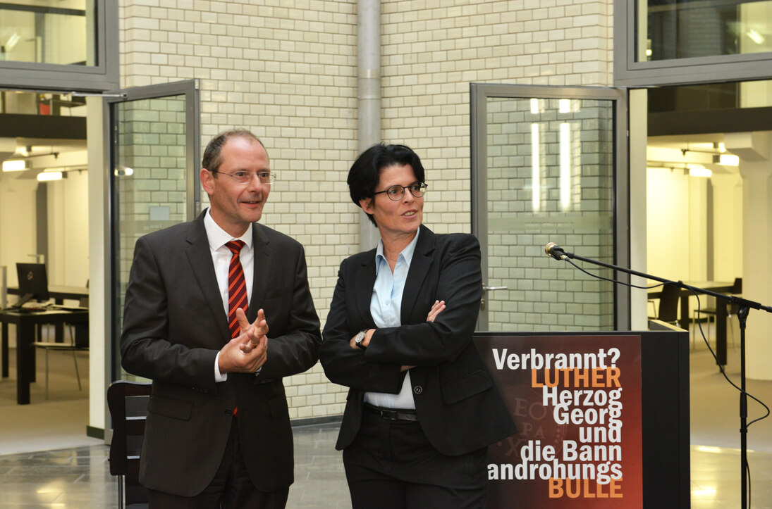 Innenminister Markus Ulbig und die Direktorin des Sächsischen Staatsarchivs, Dr. Andrea Wettmann