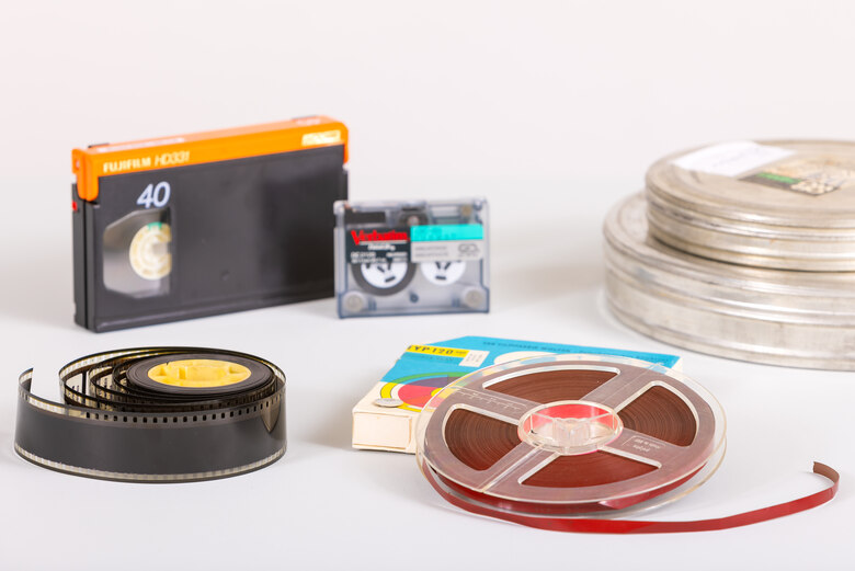 Das Foto zeigt verschiedene Datenträger für audio-visuelle Medien.