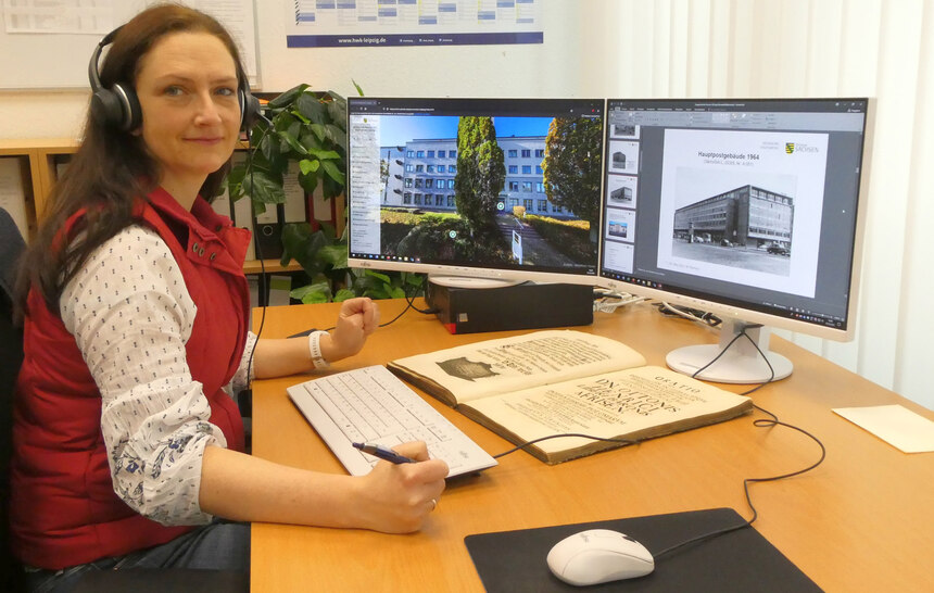 Frau sitzt vor Computer im Archiv