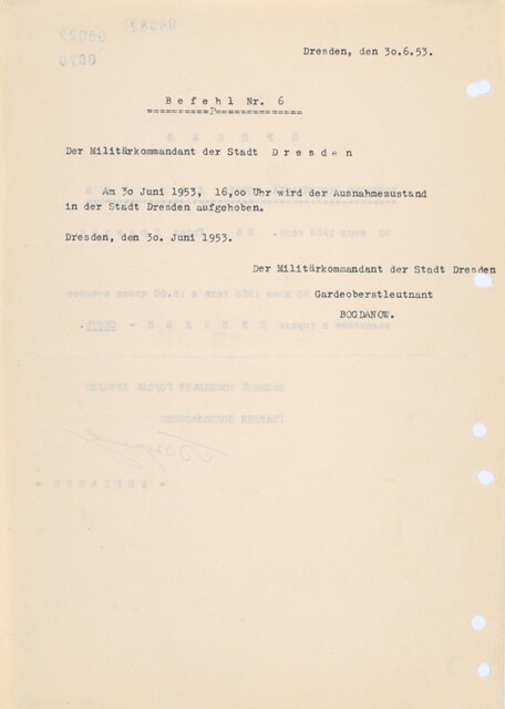Aufhebung des Ausnahmezustandes durch den sowjetischen Militärkommandanten mit Wirkung zum 30. Juni 1953, 16.00 Uhr (russisch mit deutscher Übersetzung, Rückseite).