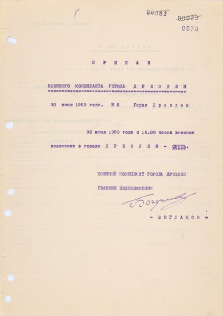 Aufhebung des Ausnahmezustandes durch den sowjetischen Militärkommandanten mit Wirkung zum 30. Juni 1953, 16.00 Uhr (russisch mit deutscher Übersetzung, Vorderseite).