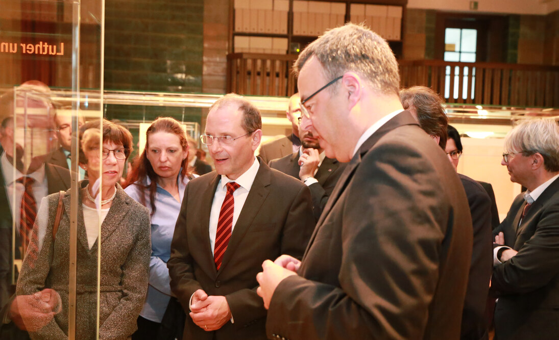 Innenminister Markus Ulbig und der Leiter des Hauptstaatsarchivs Dresden, Dr. Peter Wiegand, beim Rundgang durch die Ausstellung
