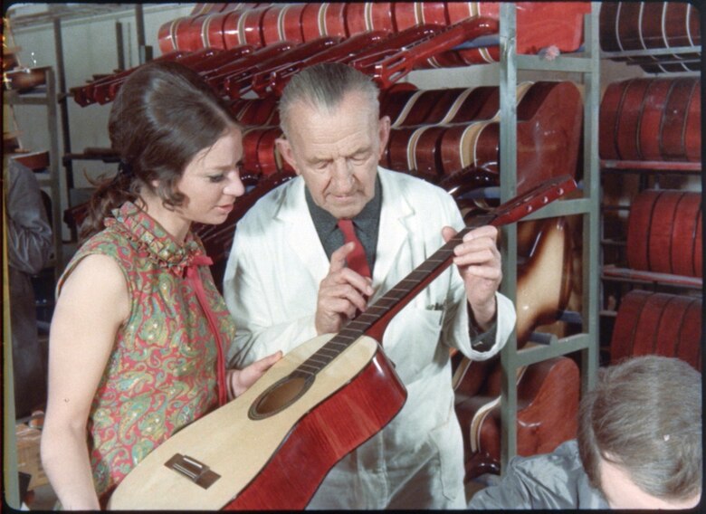 Bild: Aus dem Film "Klingende Qualit&auml;t - aus dem Musikwinkel der Deutschen Demokratischen Republik" &uuml;ber Musikinstrumentenbau im Vogtland (S&auml;chsStA-C, 30907 VVB (Z) Musik-Kultur, Plauen und Nachfolger, Nr. AV-001)  