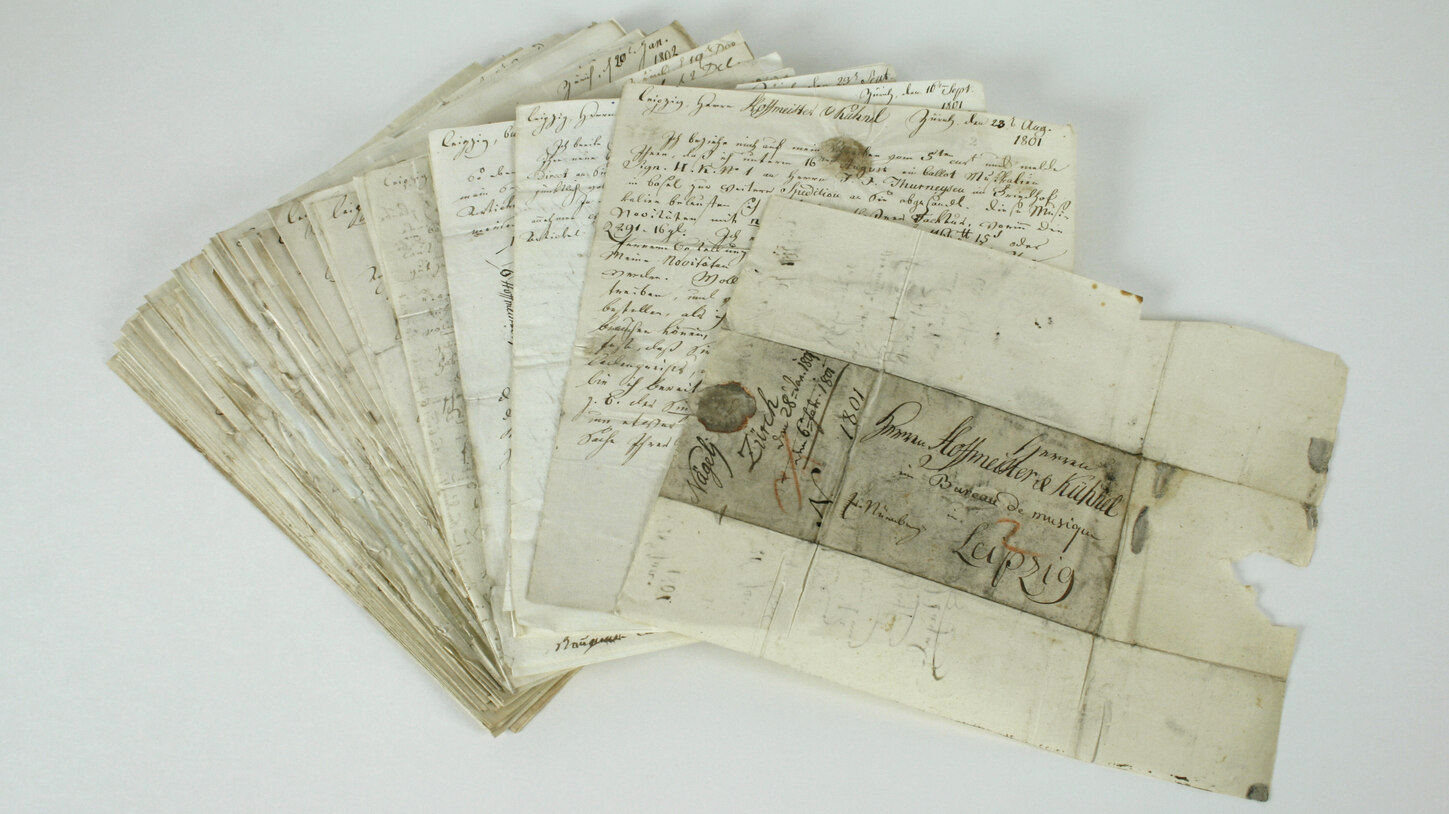 Fächerförmig ausgelegte Briefe mit altmodischer Handschrift