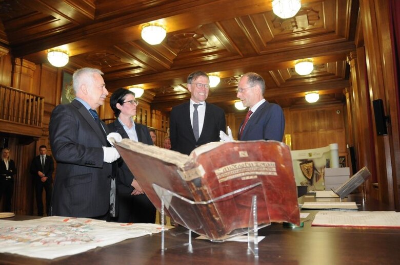 Landtags&uuml;bergabe