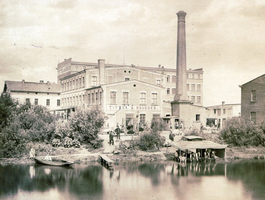 Schwarzweißfoto Aussenansicht Fabrik