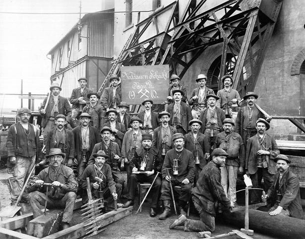 Gruppenfoto mit Bergleuten vor Schacht im Jahre 1910