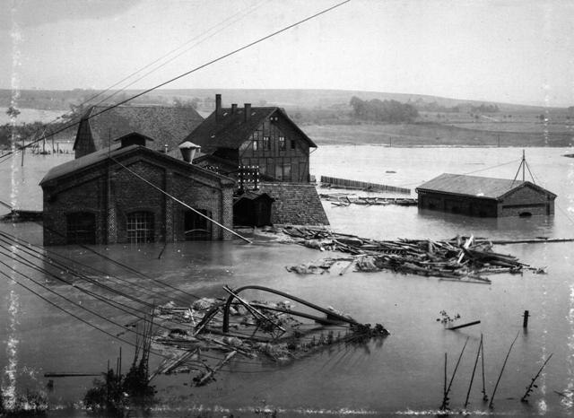 Außenansicht eines Bergwerkschachts im Hochwasser 1897