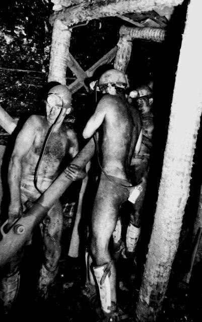 Bergleute beim Abtransport von Hydraulikstempeln unter Tage 1978