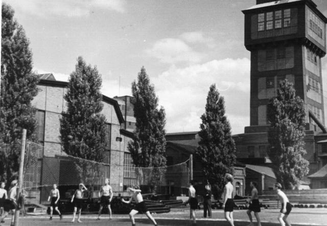 Bergleute beim Betriebssport in Steinkohlenwerk, Aufnahme aus dem DEFA-Kurzfilm Die Kohle ruft aus dem Jahre 1951