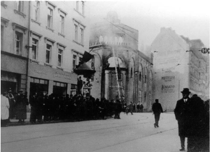 Brennende Synagoge in der Gottschedstraße 28, 10. November 1938 (SächsStA-L, 20237 Rat des Bezirkes Leipzig, Nr. 21258)