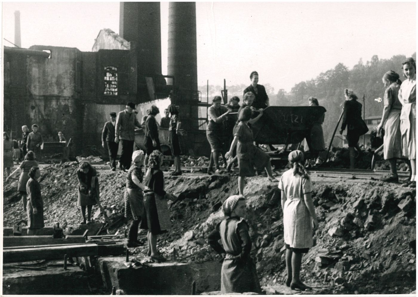 Freital, Nationales Aufbauwerk, Trümmerfrauen 1952-1954 (Sächsisches Staatsarchiv, Hauptstaatsarchiv Dresden, 13899 Fotosammlung, Nr. A 2048), © Nutzungsrechte: Sächsisches Staatsarchiv, Foto: unbekannt