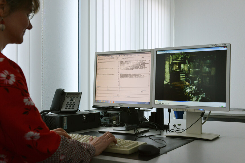 Erschließung von Filmmaterial im Staatsarchiv Leipzig Frau vor Computerbildschirm