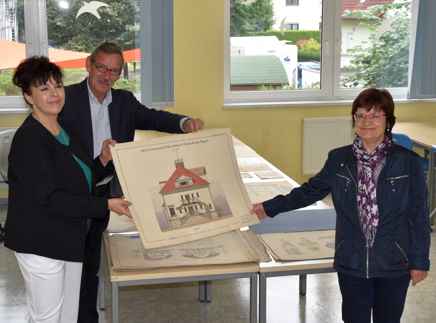 Frau Catrin Liebold und Herr Stefan Wagner von der DPFA-Regenbogen-Schule in Leipzig übergeben historische Bauzeichnungen an Frau Marion Fechner vom Staatsarchiv Leipzig